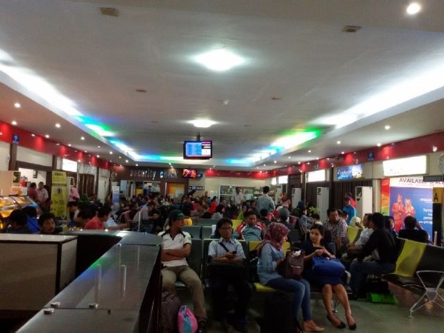 Peumpukan  penumpang  di ruangan keberangkatan bandara STS Jambi Rabu pagi ini (19/8)